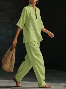 Dettaglio completo set donna in lino verde salvia con top a V e pantaloni larghi