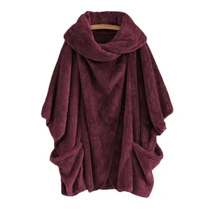 Poncho oversize da donna in pile bordeaux con ampio collo a cappuccio e tasche