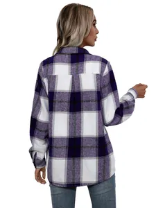Vista trasera detallada de chaqueta camisera de franela a cuadros morados y blancos