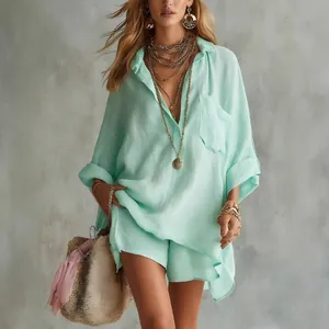 Completo alla moda camicia e pantaloncini in cotone e lino verde menta per l'estate