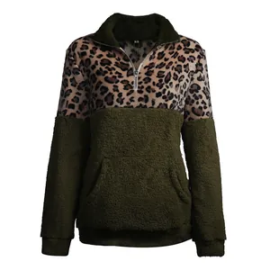 Detailansicht des Fleece-Sweatshirts mit Leopardenmuster und Reißverschluss