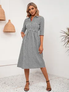 Vestido camisero midi con cuadros vichy en blanco y negro con mangas tres cuartos y bolsillos