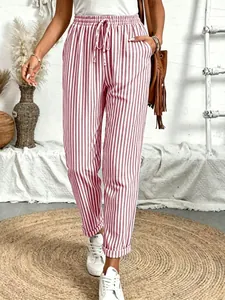 Gedetailleerd overzicht van rood-wit gestreepte vrijetijdsbroek met elastische trekkoord