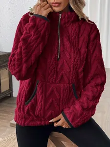 Vue détaillée d'un sweat-shirt en polaire jacquard bordeaux avec une texture douce et demi-zip.