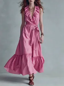 Vista detallada de un vestido largo rosa con cuello en V sin mangas y volantes en capas