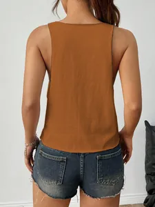 Vista posteriore dettagliata di una canotta casual in maglia senza maniche arancione da donna