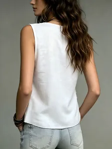 Detail der Rückansicht einer eleganten weißen ärmellosen Rüschenbluse für den Sommer.