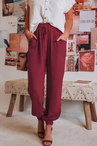 Detail van wijnrode casual rayon broek met elastische tailleband met trekkoord.