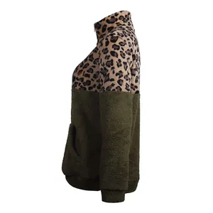 Seitenprofil eines Damen-Sweatshirts aus Fleece mit Leopardenmuster und Reißverschluss
