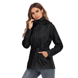 Veste de pluie noire à capuche pour femme avec taille réglable pour la randonnée