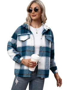 Close-up van een blauw en wit geblokt overshirt gedragen door een model met koffie