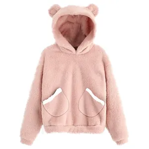 Gedetailleerd overzicht van een zachte roze pluizige hoodie met oren en zakken.