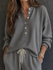 Dettaglio del set lounge grigio in maglia a nido d'ape da donna con maglia