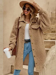 Abrigo largo de forro polar tipo teddy en color camel para mujer con cuello oversize.