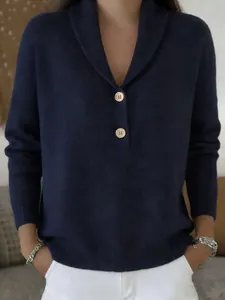 Vue détaillée d'un pull en maille bleu marine avec col polo et boutons pour l'automne