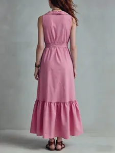 Vista trasera de un vestido largo rosa sin mangas con lazo y bajo con volante