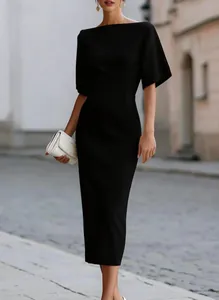 Elegante abito midi nero aderente con scollo a barchetta e maniche ampie per donna