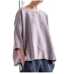Vue détaillée d'un chemisier ample en lin et coton violet avec une encolure ronde.