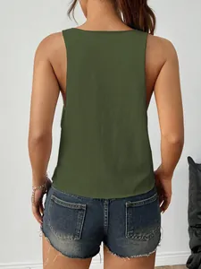 Vista posteriore di un top casual senza maniche verde oliva da donna per l'estate.