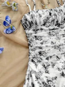 Dettaglio di abito a fiori francese con spalline sottili e vita arricciata su tulle