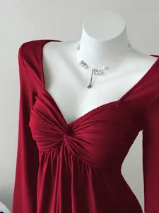 Gros plan sur un haut rouge élégant à col en V pour femme avec un joli détail torsadé