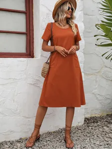 Vue détaillée d'une robe midi minimaliste orange brûlé en coton et lin à manches courtes avec poches