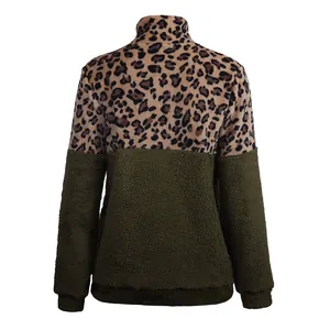 Rückansicht eines gemütlichen Fleece-Sweatshirts mit Leopardenmuster und olivgrüner Partie
