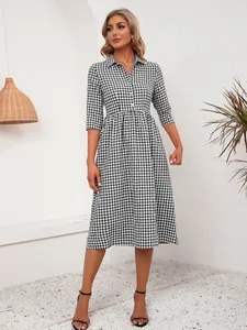 Elegante vestido camisero midi de cuadros vichy blanco y negro con manga de tres cuartos