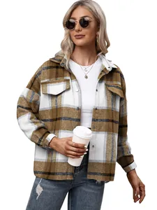 Detail van een bruin geruit flanellen jack met oversized zakken en zachte textuur