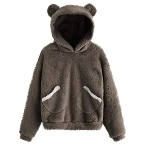 Zachte bruine hoodie met berenoren, knusse pluche textuur en handige voorzakken.