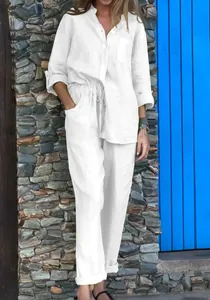 Détail de l'ensemble deux pièces en coton lin blanc avec pantalon ample et chemise