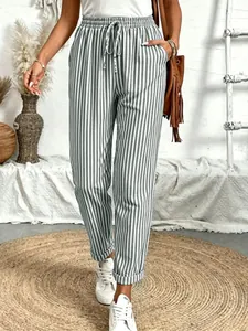 Detailweergave van casual gestreepte broek met trekkoord in de taille en zakken