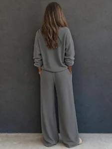 Vista posteriore del set loungewear grigio in maglia a nido d'ape con maniche lunghe