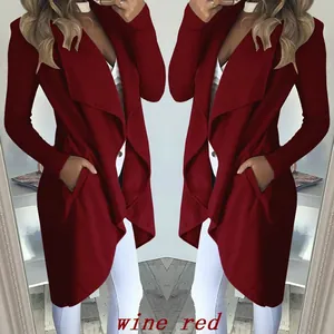 Vista dettagliata di un elegante cappotto lungo rosso vino con vestibilità slim e revers