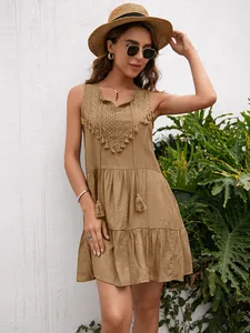 Vista detallada de un vestido mini bohemio caqui sin mangas con encaje y borlas de moda