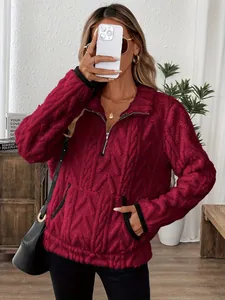 Sweat-shirt en polaire jacquard bordeaux avec demi-fermeture éclair et poches pour femmes.