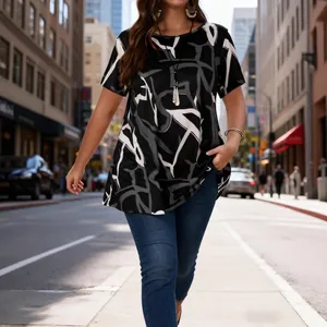 Casual top in grote maten met zwart-witte abstracte print in straatbeeld getoond