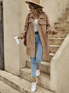 Elegante abrigo largo de sherpa marrón para mujer con solapas y bolsillos en el pecho.