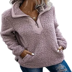 Gros plan d'un pull en polaire sherpa mauve douillet avec fermeture éclair et poche