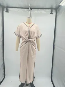 Elegante tuta rosa cipria con scollo a V, bordi neri e dettaglio nodo frontale
