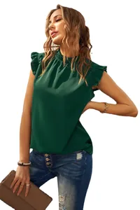 Élégante blouse sans manches vert foncé avec manches à volants pour un look d'été chic.