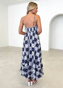 Vista trasera de un elegante vestido largo de tirantes con estampado tropical azul y blanco