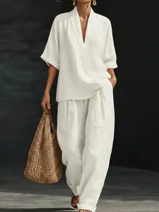 Dettaglio del set bianco da donna con scollo a V e pantaloni larghi con tasche.