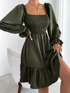 Detail van het gesmokte lijfje en de vierkante halslijn van deze elegante olijfgroene jurk