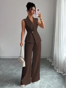 Elegante completo due pezzi marrone scuro con gilet senza maniche e pantaloni larghi