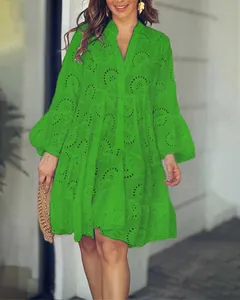 Vista detallada de un vestido verde con cuello en V y bordados calados intrincados