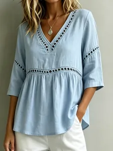 Hellblaue Baumwoll-Leinen-Bluse mit V-Ausschnitt und feinen Lochstickerei-Details