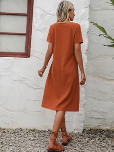 Vue arrière d'une robe midi orange en coton et lin avec une coupe ample et courte
