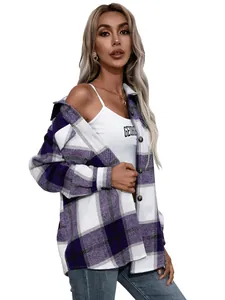 Detalle de la chaqueta tipo camisa de franela a cuadros morados oversize para mujer