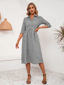 Vista detallada de un vestido camisero de cuadros vichy blanco y negro con cuello solapa